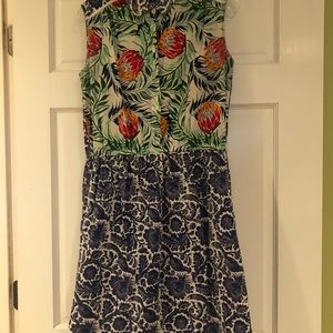 Sleeveless contrasting prints dress